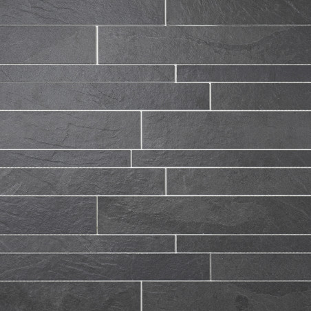 Los azulejos rectangulares de pizarra gris se apilan en un patrón desplazado, creando una apariencia moderna y elegante sobre un