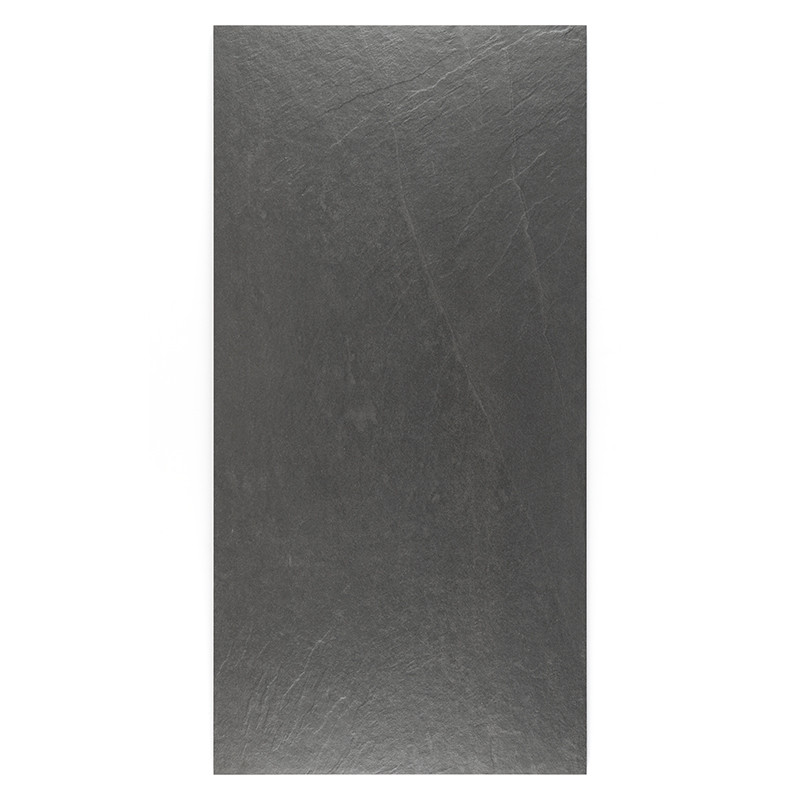 Um ladrilho de pedra retangular cinza escuro apresenta veios sutis e naturais. Assenta sobre um fundo branco liso, destacando su