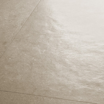 Beige keramische tegels liggen op een vlak oppervlak, hebben een gladde, licht gestructureerde afwerking en creëren een strakke,