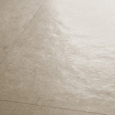 Los azulejos de cerámica beige se encuentran sobre una superficie plana, mostrando un acabado suave y ligeramente texturizado y 