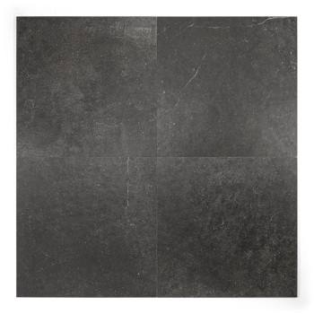 Een vierkante, donkere leisteentegel vertoont subtiele witte spikkels en vage lijnen, wat een natuursteentextuur suggereert. De 