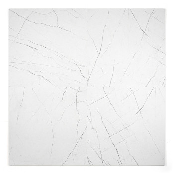 Un carreau de céramique carré blanc présente de subtiles veines gris foncé, ressemblant à du marbre. Il repose à plat sur un fon