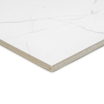 Un azulejo blanco cuadrado con sutiles vetas grises se asienta sobre un fondo liso, mostrando su superficie lisa y su borde bise