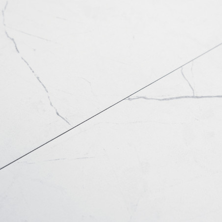 Un azulejo gris claro muestra vetas sutiles, que se cruzan, similares al mármol gris oscuro, creando un efecto minimalista y ele