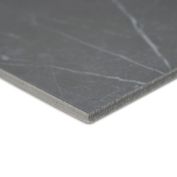 Le carreau présente une surface lisse gris foncé avec de subtiles veines blanches. Il a un bord biseauté et est placé sur un fon