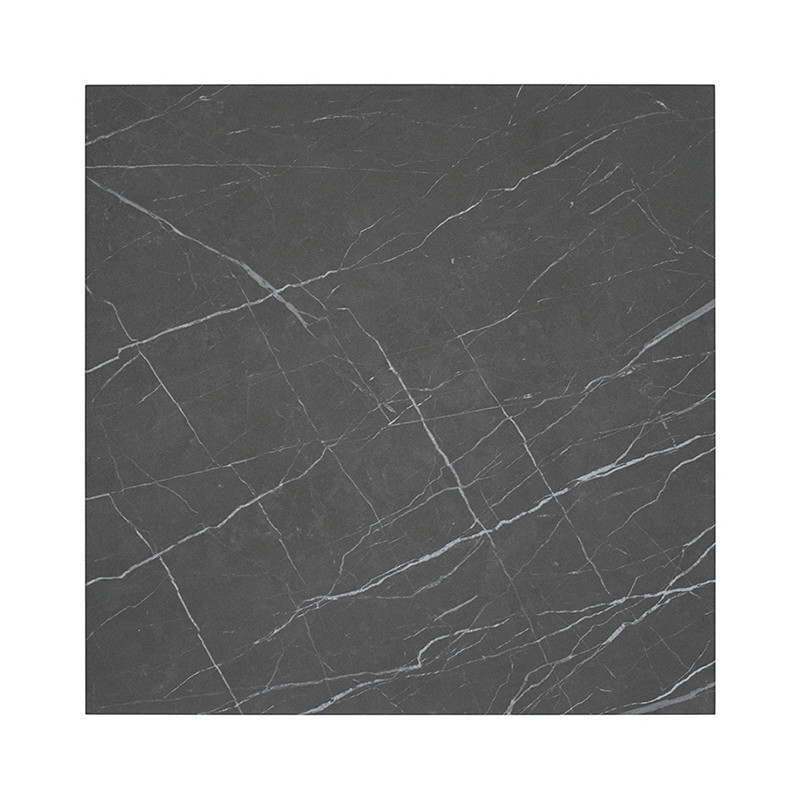 Azulejo cuadrado de color gris oscuro con vetas blancas irregulares que se asemejan al mármol, lo que sugiere un diseño sofistic