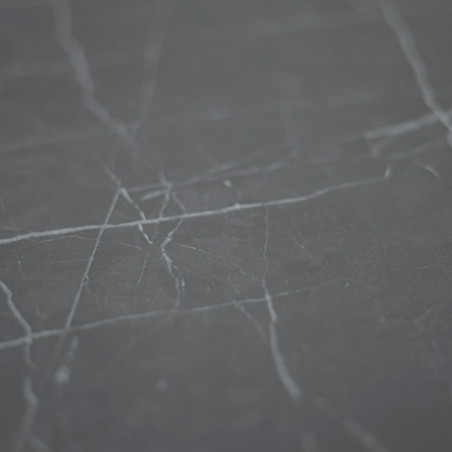 Un carreau de marbre gris foncé avec de fines veines blanches s'étend en diagonale sur la surface lisse, sur un fond uniforme.