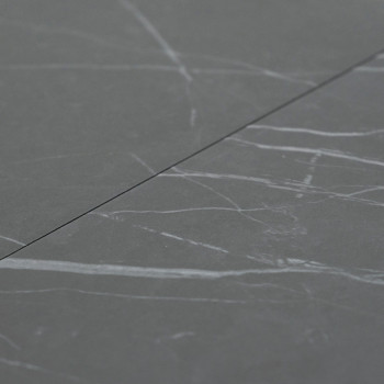 Les carreaux de céramique gris présentent de subtiles veines blanches, posées à plat, simulant une texture semblable à celle de 