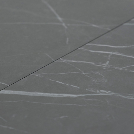 Los azulejos de cerámica gris presentan sutiles vetas blancas, colocadas planas, simulando una textura similar a la piedra en un Los azulejos de cerámica gris presentan sutiles vetas blancas, colocadas planas, simulando una textura similar a la piedra en un