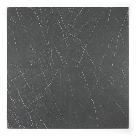 Carreau carré gris foncé avec de fines veines blanches. Le motif des carreaux ressemble à la pierre naturelle, créant une appare