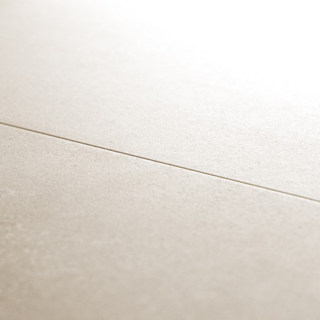 Un carreau lisse et beige repose horizontalement, traversé par une fine ligne de coulis dans un décor intérieur doucement éclair Un carreau lisse et beige repose horizontalement, traversé par une fine ligne de coulis dans un décor intérieur doucement éclair