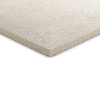 Un carreau carré gris clair repose sur une surface blanche, présentant une finition lisse et mate et des bords légèrement biseau