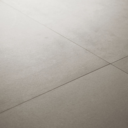 Les carreaux gris neutres reposent parfaitement sur une surface plane, reliés par de fines lignes de coulis, créant une apparenc