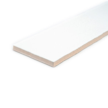 Un carreau de céramique rectangulaire blanc repose à plat sur un fond blanc, affichant une surface lisse et un bord légèrement b