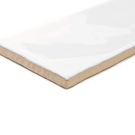 Azulejo cerámico rectangular con esmalte blanco brillante, plana, mostrando su espesor y su parte inferior marrón sin terminar, 