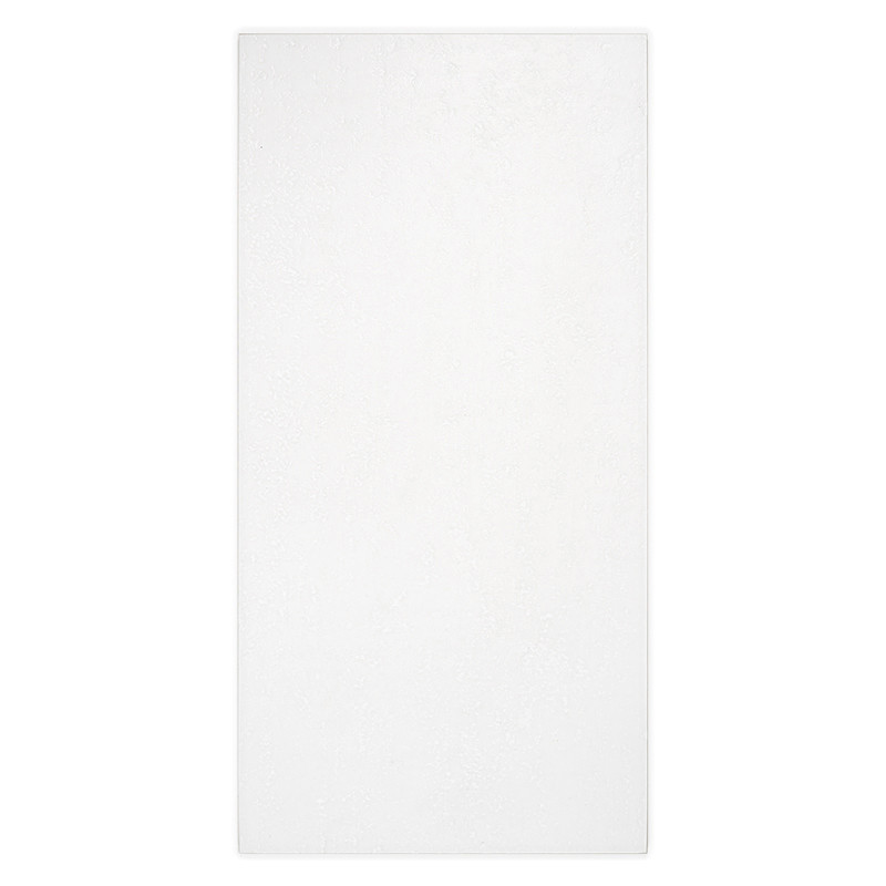 Les carreaux blancs rectangulaires reposent à plat sur une surface lisse et uniforme. Il apparaît sobre, sans texture ni décorat