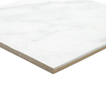 Un carreau de céramique présentant une surface lisse semblable à du marbre blanc est incliné, affichant sa texture polie et son 