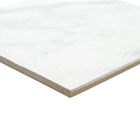 Un carreau de céramique présentant une surface lisse semblable à du marbre blanc est incliné, affichant sa texture polie et son 