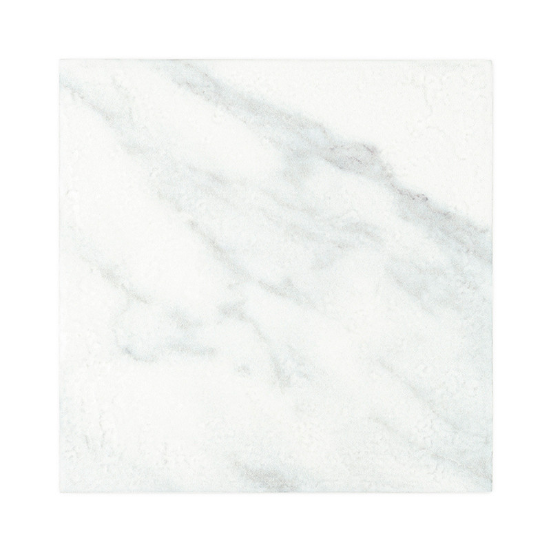 Les carreaux carrés présentent une surface lisse avec des veines grises douces, ressemblant à du marbre, créant une esthétique é
