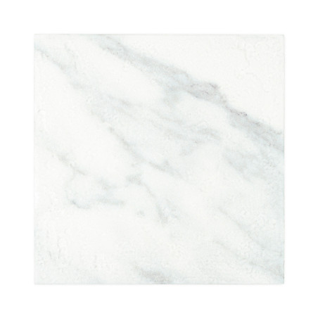 Les carreaux carrés présentent une surface lisse avec des veines grises douces, ressemblant à du marbre, créant une esthétique é