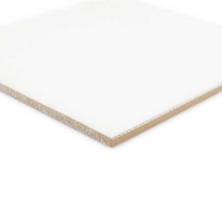 Eine quadratische, weiße Keramikfliese liegt auf einem schlichten Hintergrund mit glatten Kanten und mattem Finish, der abgewink