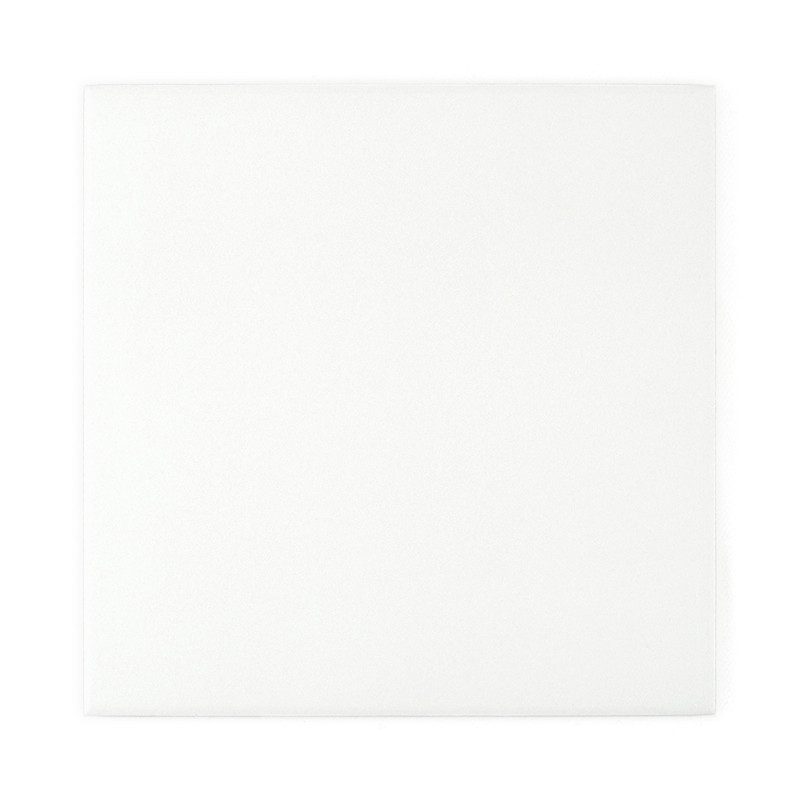Eine schlichte, weiße Keramikfliese ruht stationär in einer minimalistischen Umgebung und unterstreicht ihre glatte, makellose O
