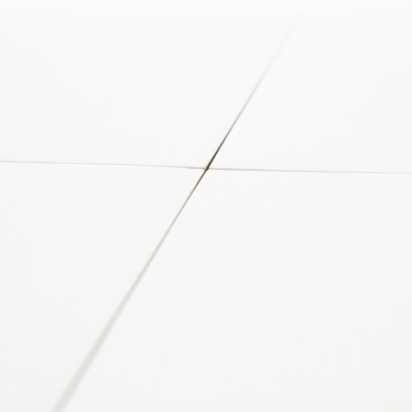 Vier weiße Kacheln laufen an einem zentralen Punkt zusammen und bilden ein Gittermuster. Die Oberfläche ist glatt, mit sichtbare