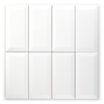 Le carreau blanc rectangulaire repose immobile, avec des bords biseautés et une surface brillante réfléchissant la lumière, sur 