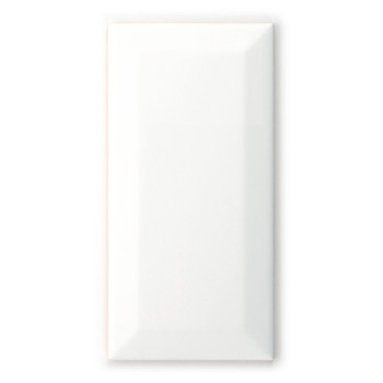 Le carreau blanc rectangulaire repose immobile, avec des bords biseautés et une surface brillante réfléchissant la lumière, sur 