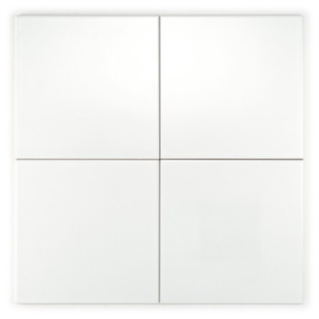 Un carreau carré uni et blanc repose sur un fond entièrement blanc, mettant l’accent sur la simplicité et l’uniformité.