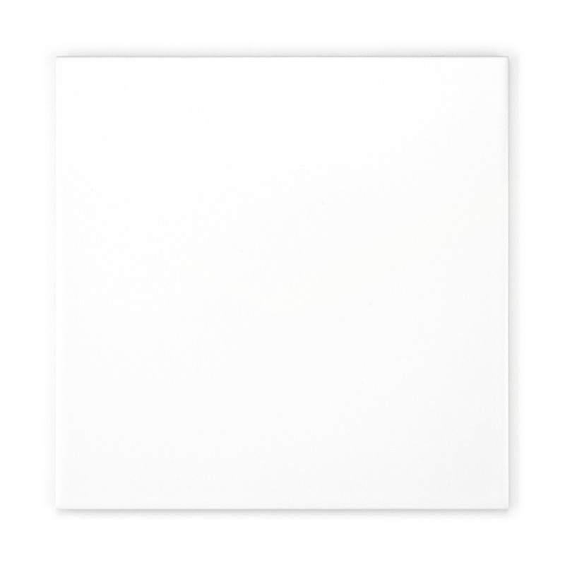 Un azulejo liso, blanco y cuadrado se apoya sobre un fondo completamente blanco, enfatizando la sencillez y la uniformidad.