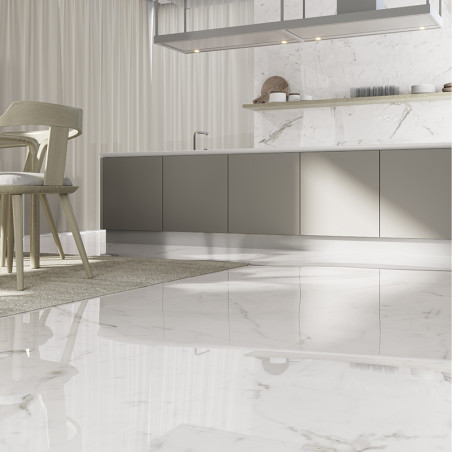 Een gepolijste witmarmeren vloer reflecteert het licht in een moderne keuken met strakke kasten, minimalistische stoelen en zach