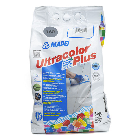 Una bolsa blanca con la etiqueta `MAPEI Ultracolor Plus` muestra un piso de Azulejos al que se le está aplicando lechada, rodead