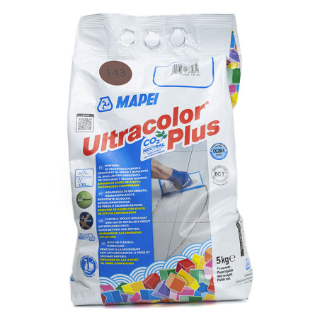 Un sac blanc étiqueté « MAPEI Ultracolor Plus » montre les instructions d'application des carreaux, entourées de formes géométri
