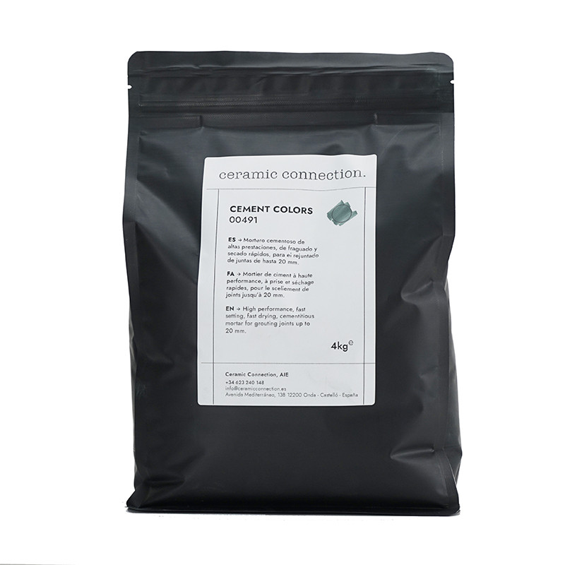 Een zwart zakje met het opschrift `keramische verbinding` bevat 4 kg harscement met gebruiksinstructies in het Spaans onder de m