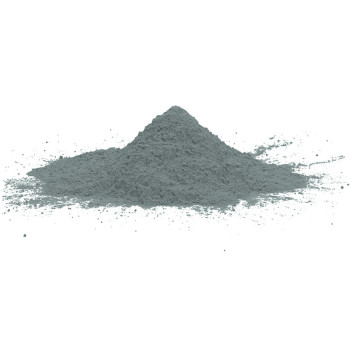 Un monticule de poudre fine vert grisâtre est dispersé sur un fond blanc.