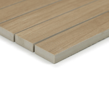 Holzfliesenplatten sind eng ausgerichtet und weisen parallele Rillen auf. Die hellbraune Oberfläche ahmt die natürliche Holzmase