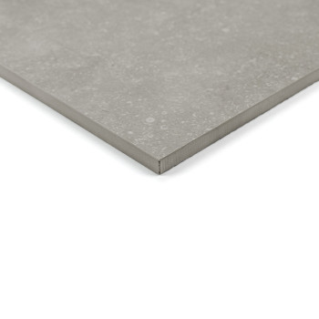 Les carreaux de céramique grise présentent un motif modulaire avec diverses formes rectangulaires et carrées. La surface texturé