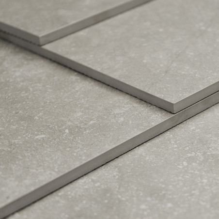 Les carreaux rectangulaires sont plats, se chevauchent légèrement, présentant une texture lisse avec de subtils motifs mouchetés