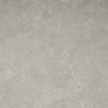 Um ladrilho de pedra cinza claro e liso exibe texturas e variações sutis e salpicadas, proporcionando uma aparência natural e mi