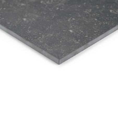 Un azulejo liso, rectangular, de color gris oscuro, con motas sutiles, sobre una superficie blanca. Los bordes están ligeramente Un azulejo liso, rectangular, de color gris oscuro, con motas sutiles, sobre una superficie blanca. Los bordes están ligeramente
