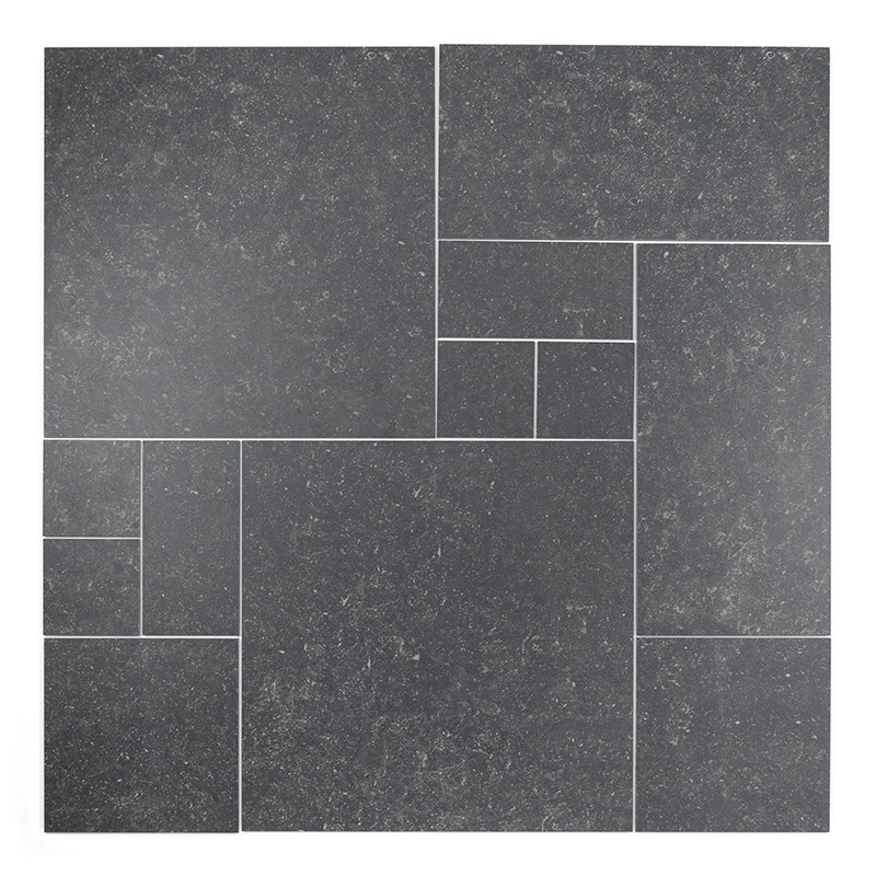 Les carreaux gris foncé présentent des sections rectangulaires de différentes tailles avec des mouchetures subtiles, créant un m