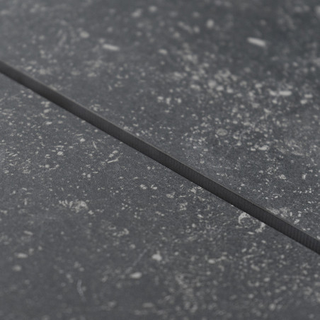 Un carreau gris texturé présente des taches subtiles, créant une apparence semblable à celle de la pierre, dans un environnement Un carreau gris texturé présente des taches subtiles, créant une apparence semblable à celle de la pierre, dans un environnement