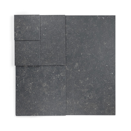 Un grupo de azulejos rectangulares y cuadrados de color gris oscuro con una superficie texturizada y moteada están dispuestos so Un grupo de azulejos rectangulares y cuadrados de color gris oscuro con una superficie texturizada y moteada están dispuestos so
