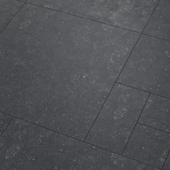 Les carreaux de pierre gris foncé sont plats et parfaitement alignés, présentant de subtils motifs mouchetés, créant une surface
