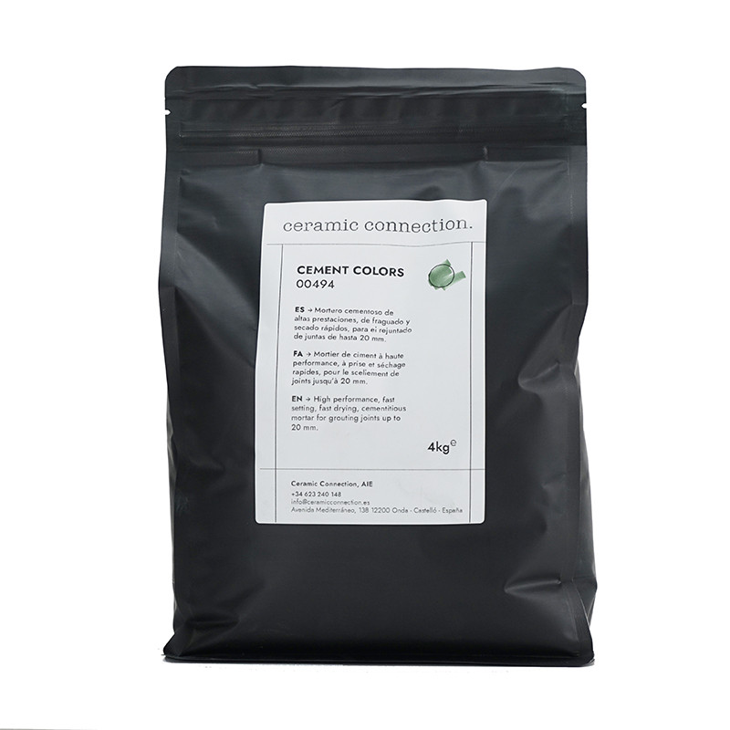 De zwarte verzegelde zak toont het productinformatielabel op de voorkant: `keramische verbinding. CEMENTKLEUREN 00494.` Bevat in