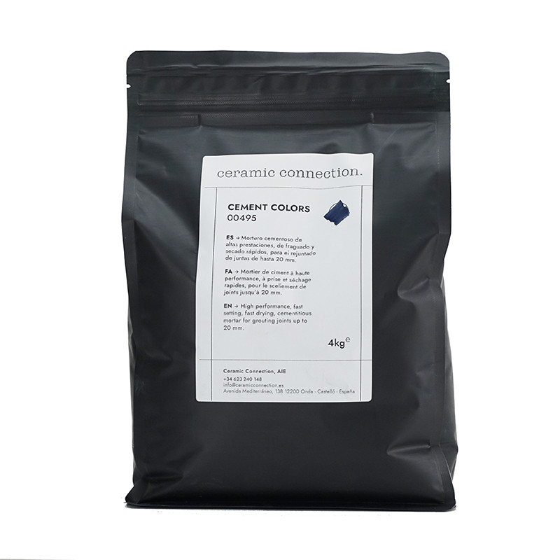 Sac noir refermable affichant une étiquette de texte avec des instructions, contenant de la poudre de ciment, placé sur un fond 