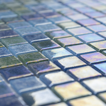 Glinsterende glastegels reflecteren het licht en creëren een kleurrijk patroon op een glad, geometrisch mozaïekoppervlak.