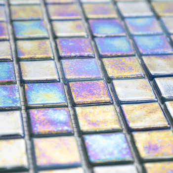 Ladrilhos de vidro quadrados brilham, refletindo várias cores iridescentes, organizados ordenadamente em um padrão de grade sobr