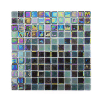Mosaikfliesen schimmern in schillernden Farben und bilden ein lebendiges Muster vor einem neutralen, weißen Hintergrund.